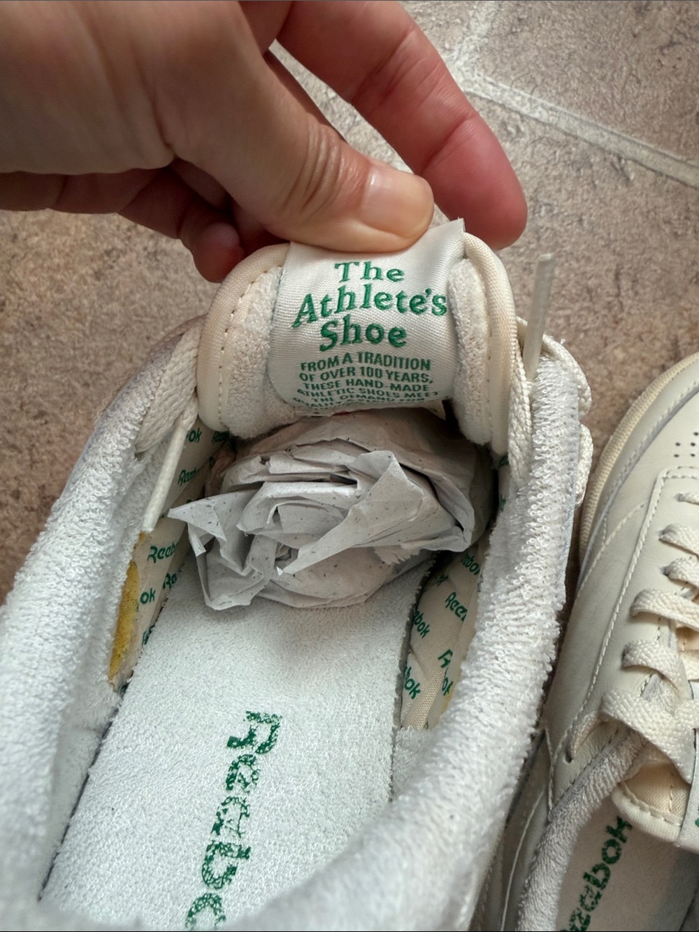 Reebok Leather Sneakers in Cream with Green and Red Logo. Size US W7.5 - Picture 11 of 11